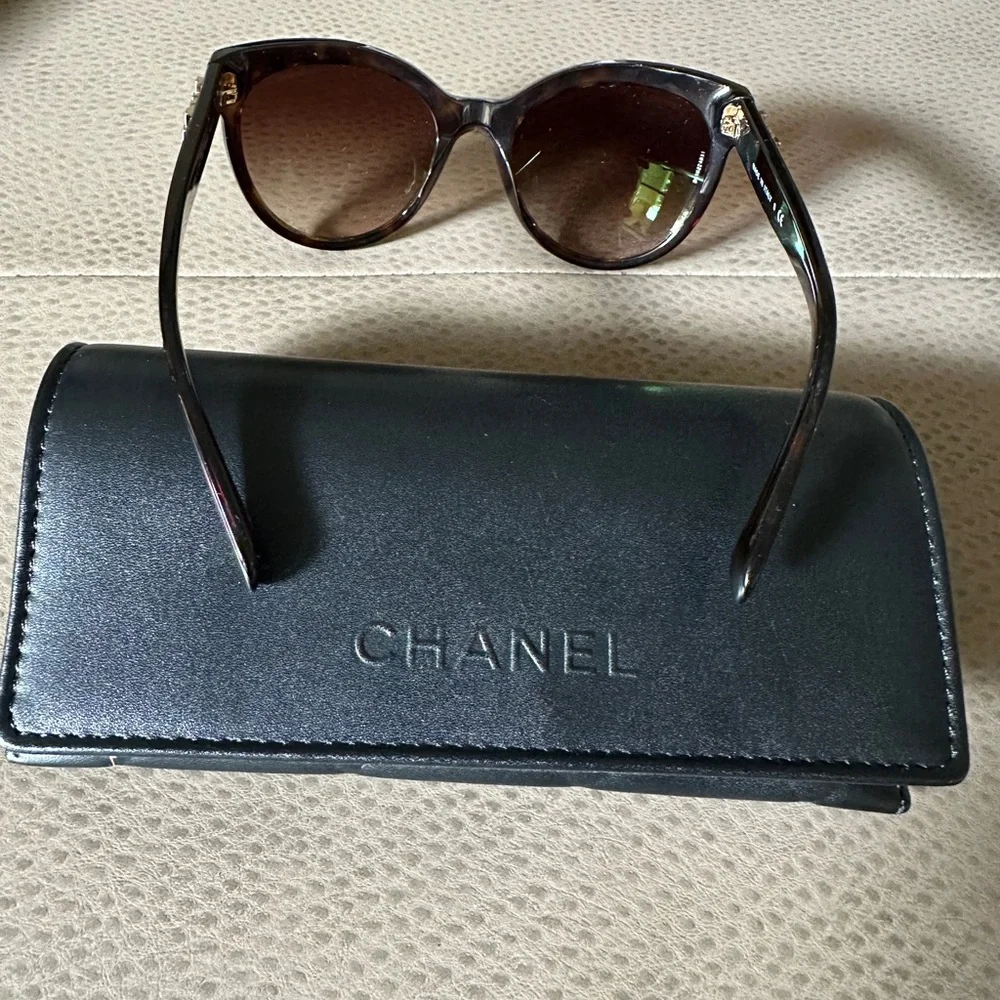 CHANEL Brown Tortoiseshell Round Sunglasses - Picture 3 of 5